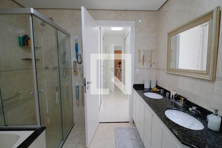 Apartamento à venda com 240m², 3 quartos e 4 vagas Apartamento à venda com 240m², 3 quartos e 4 vagasBanheiro da Suíte 3