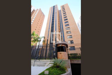 Apartamento à venda com 240m², 3 quartos e 4 vagas Apartamento à venda com 240m², 3 quartos e 4 vagasFachada e portaria