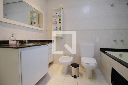 Apartamento à venda com 240m², 3 quartos e 4 vagas Apartamento à venda com 240m², 3 quartos e 4 vagasBanheiro da Suíte 2
