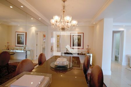 Apartamento à venda com 240m², 3 quartos e 4 vagas Apartamento à venda com 240m², 3 quartos e 4 vagasSala de Jantar