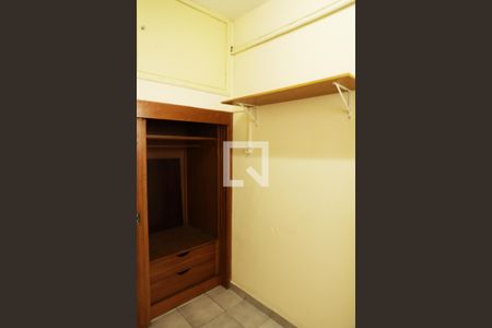 Apartamento à venda com 284m², 3 quartos e 3 vagas Apartamento à venda com 284m², 3 quartos e 3 vagasQuarto de Serviço