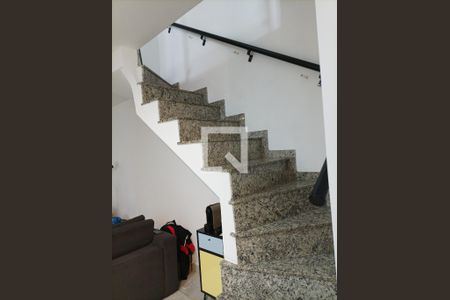 Casa à venda com 105m², 3 quartos e 3 vagasEscada