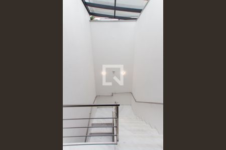 Apartamento para alugar com 72m², 2 quartos e sem vaga Apartamento para alugar com 72m², 2 quartos e sem vagaEscada