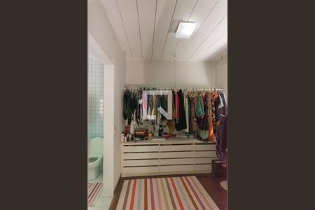 Casa de condomínio para alugar com 234m², 3 quartos e 2 vagas Casa de condomínio para alugar com 234m², 3 quartos e 2 vagasCloset da Suíte