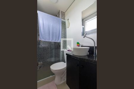 Banheiro de apartamento à venda com 1 quarto, 60m² em Vila Carmosina, São Paulo