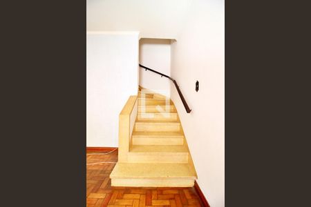 Escada de casa de condomínio para alugar com 2 quartos, 110m² em Campestre, Santo André