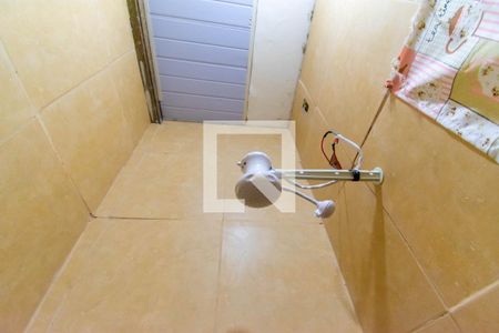 Banheiro de casa de condomínio para alugar com 1 quarto, 12m² em Jardim Avelino, São Paulo