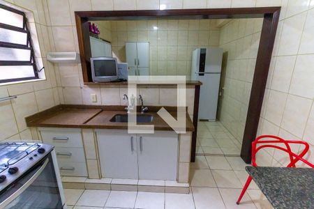 Casa à venda com 200m², 2 quartos e 2 vagas Casa à venda com 200m², 2 quartos e 2 vagasCozinha B