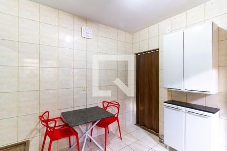 Casa à venda com 200m², 2 quartos e 2 vagas Casa à venda com 200m², 2 quartos e 2 vagasCopa B