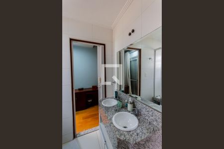 Casa à venda com 320m², 4 quartos e 4 vagasBanheiro da Suíte 1