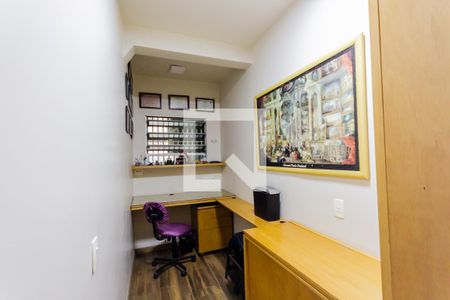 Casa à venda com 320m², 4 quartos e 4 vagasEscritório 