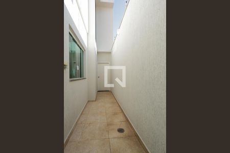 Casa à venda com 220m², 3 quartos e 6 vagasCorredor externo