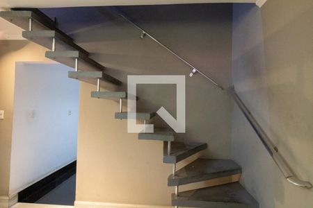 Escada de casa para alugar com 3 quartos, 175m² em Vila Cordeiro, São Paulo