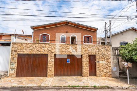 Casa à venda com 354m², 5 quartos e 4 vagasFachada