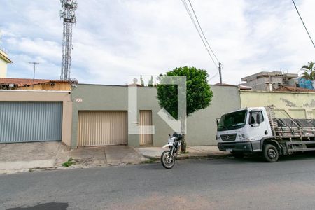 Casa para alugar com 360m², 3 quartos e 5 vagasFachada