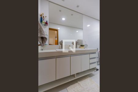 Apartamento à venda com 200m², 4 quartos e 6 vagasBanheiro da Suite 3