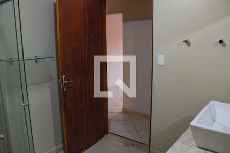 Casa à venda com 281m², 4 quartos e 3 vagasBANHEIRO CASA DE BAIXO