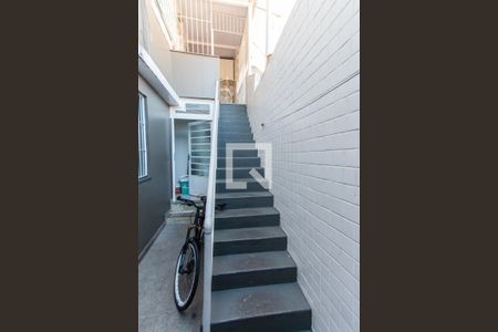 Casa para alugar com 55m², 2 quartos e 1 vaga Casa para alugar com 55m², 2 quartos e 1 vagaEscada