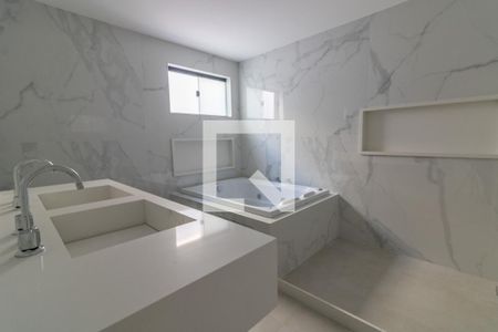 Casa de condomínio à venda com 467m², 4 quartos e 3 vagasSuíte 1 - Banheiro