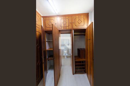 Casa à venda com 330m², 4 quartos e 4 vagas Casa à venda com 330m², 4 quartos e 4 vagasCloset da Suíte 02