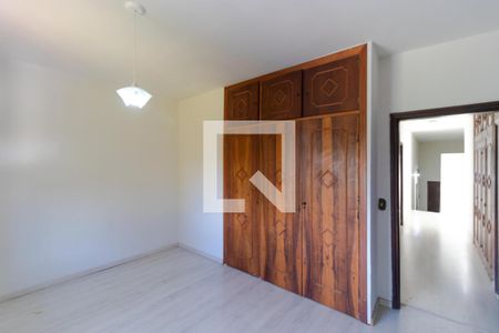 Casa à venda com 330m², 4 quartos e 4 vagas Casa à venda com 330m², 4 quartos e 4 vagasQuarto 02