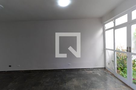 Casa à venda com 330m², 4 quartos e 4 vagas Casa à venda com 330m², 4 quartos e 4 vagasSala de Estar