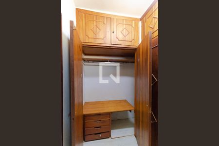 Casa à venda com 330m², 4 quartos e 4 vagas Casa à venda com 330m², 4 quartos e 4 vagasCloset da Suíte 02