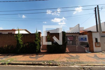 Casa à venda com 330m², 4 quartos e 4 vagas Casa à venda com 330m², 4 quartos e 4 vagasFachada