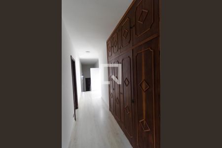 Casa à venda com 330m², 4 quartos e 4 vagas Casa à venda com 330m², 4 quartos e 4 vagasCorredor