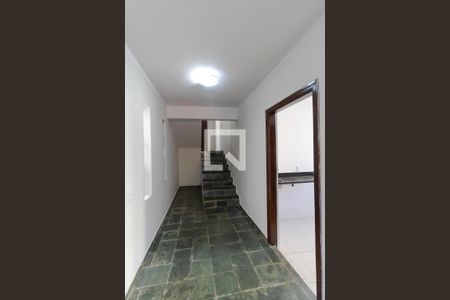 Casa à venda com 330m², 4 quartos e 4 vagas Casa à venda com 330m², 4 quartos e 4 vagasEscada