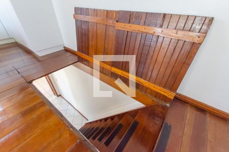 Apartamento para alugar com 60m², 2 quartos e sem vagaEscada