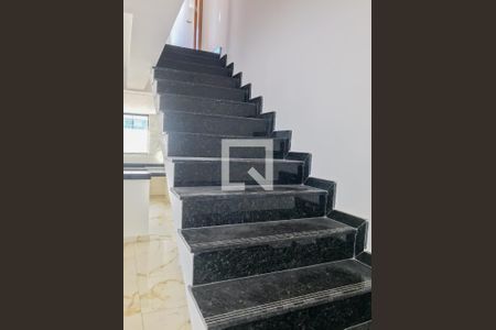 Escada de casa à venda com 3 quartos, 144m² em Tres Barras, Contagem