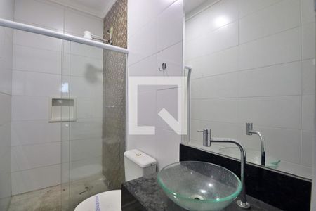 Banheiro de casa de condomínio para alugar com 1 quarto, 35m² em Utinga, Santo André