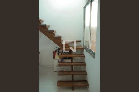 Escada de casa à venda com 3 quartos, 360m² em Santa Helena, Contagem