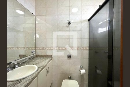 Casa à venda com 380m², 3 quartos e 3 vagasBanheiro da Suíte 2