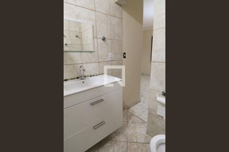 Casa de condomínio para alugar com 200m², 3 quartos e 2 vagas Casa de condomínio para alugar com 200m², 3 quartos e 2 vagasBanheiro da Suíte 2