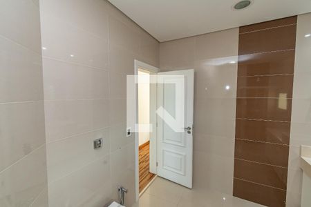 Casa de condomínio à venda com 338m², 3 quartos e 5 vagasBanheiro da Suíte 1