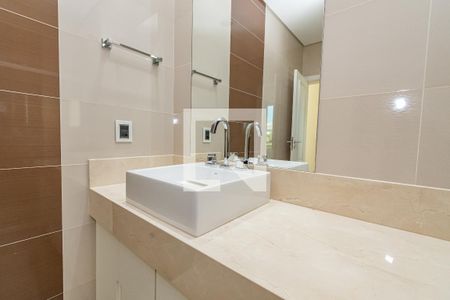 Casa de condomínio à venda com 338m², 3 quartos e 5 vagasDetalhe Banheiro da Suíte 1