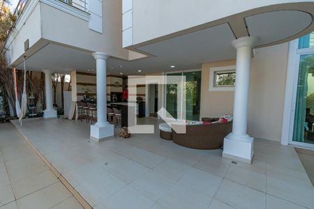 Casa de condomínio à venda com 338m², 3 quartos e 5 vagasQuintal 