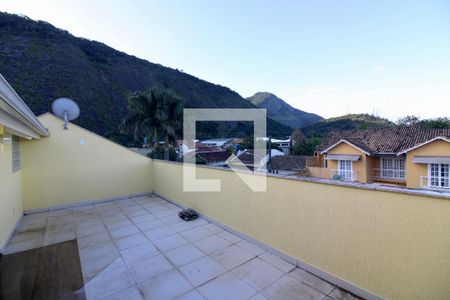 Casa de condomínio à venda com 220m², 4 quartos e 1 vaga Casa de condomínio à venda com 220m², 4 quartos e 1 vagaTerraço