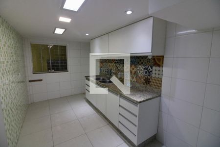 Casa de condomínio à venda com 220m², 4 quartos e 1 vaga Casa de condomínio à venda com 220m², 4 quartos e 1 vagaCozinha