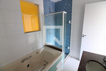 Casa de condomínio à venda com 220m², 4 quartos e 1 vaga Casa de condomínio à venda com 220m², 4 quartos e 1 vagaBanheiro da Suíte 1