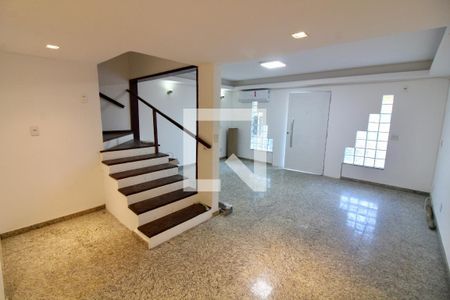 Casa de condomínio à venda com 220m², 4 quartos e 1 vaga Casa de condomínio à venda com 220m², 4 quartos e 1 vagaSala