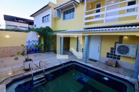 Casa de condomínio à venda com 220m², 4 quartos e 1 vaga Casa de condomínio à venda com 220m², 4 quartos e 1 vagaPiscina