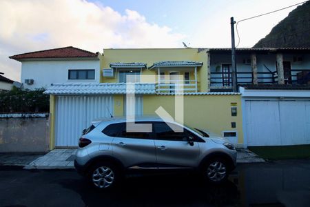 Casa de condomínio à venda com 220m², 4 quartos e 1 vaga Casa de condomínio à venda com 220m², 4 quartos e 1 vagaFachada e portaria