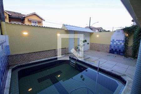 Casa de condomínio à venda com 220m², 4 quartos e 1 vaga Casa de condomínio à venda com 220m², 4 quartos e 1 vagaPiscina