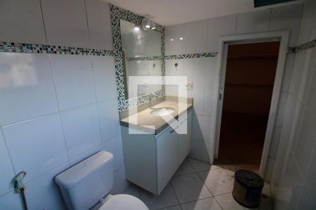 Casa de condomínio à venda com 220m², 4 quartos e 1 vaga Casa de condomínio à venda com 220m², 4 quartos e 1 vagaBanheiro da Suíte 2