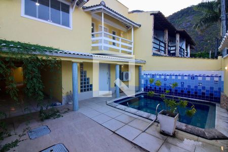 Casa de condomínio à venda com 220m², 4 quartos e 1 vaga Casa de condomínio à venda com 220m², 4 quartos e 1 vagaPiscina