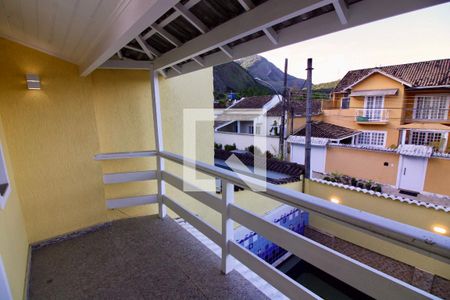 Casa de condomínio à venda com 220m², 4 quartos e 1 vaga Casa de condomínio à venda com 220m², 4 quartos e 1 vagaVaranda da Suite 1