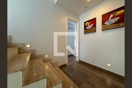 Casa de condomínio para alugar com 350m², 4 quartos e 5 vagasEscada